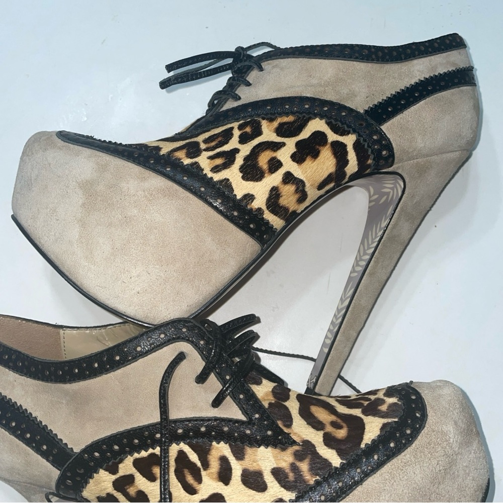 Taylor Says Platform Heels